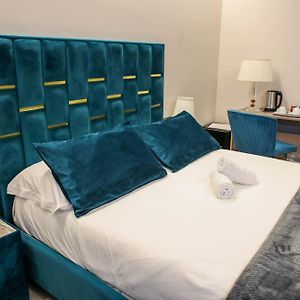 Camera grande con letto king size